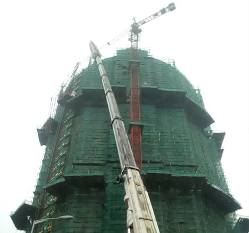 双鸭山吊车在工地上作业